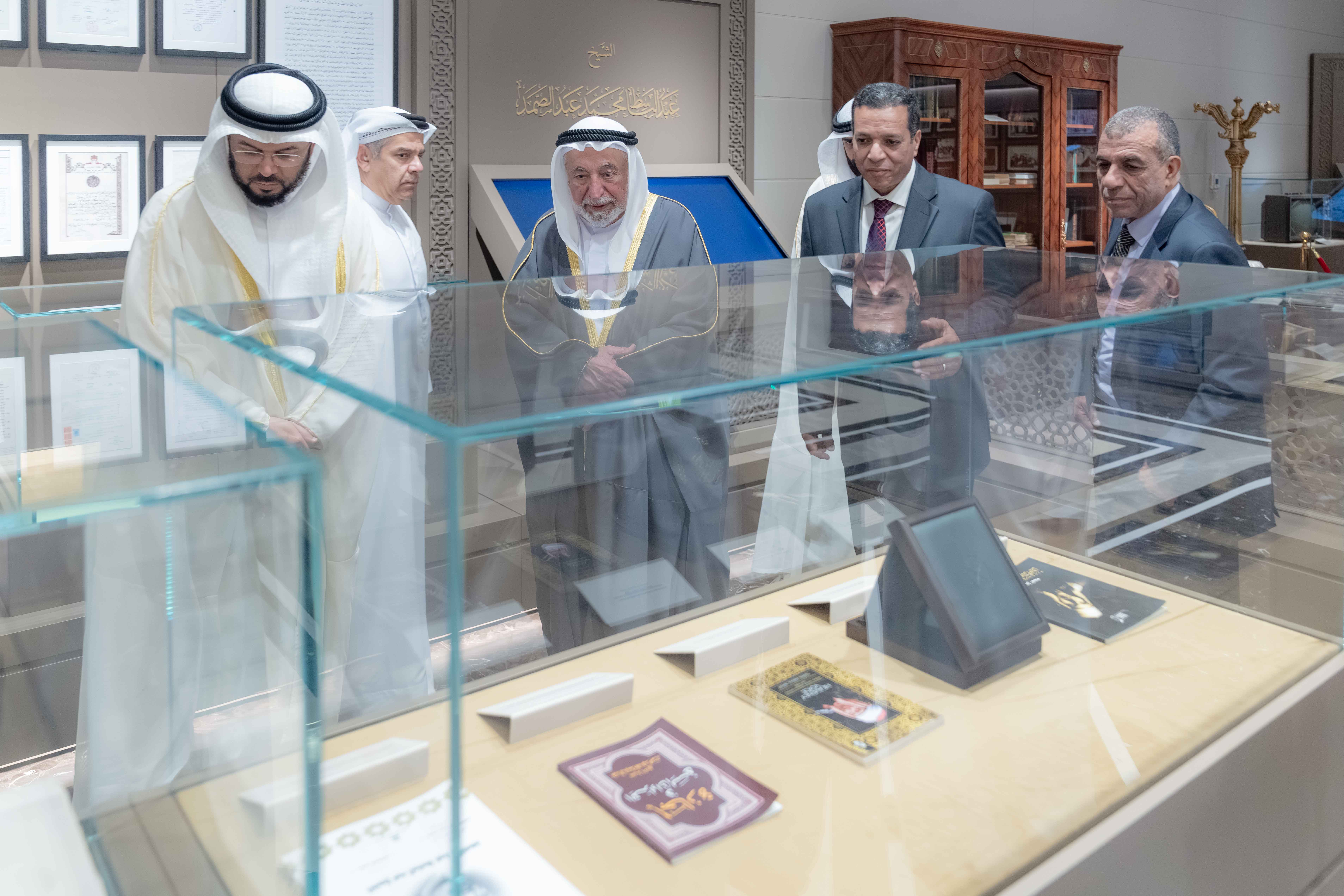 حاكم الشارقة يستقبل أبناء القارئ عبدالباسط عبدالصمد ويطلق التطبيق الإلكتروني "المعين"