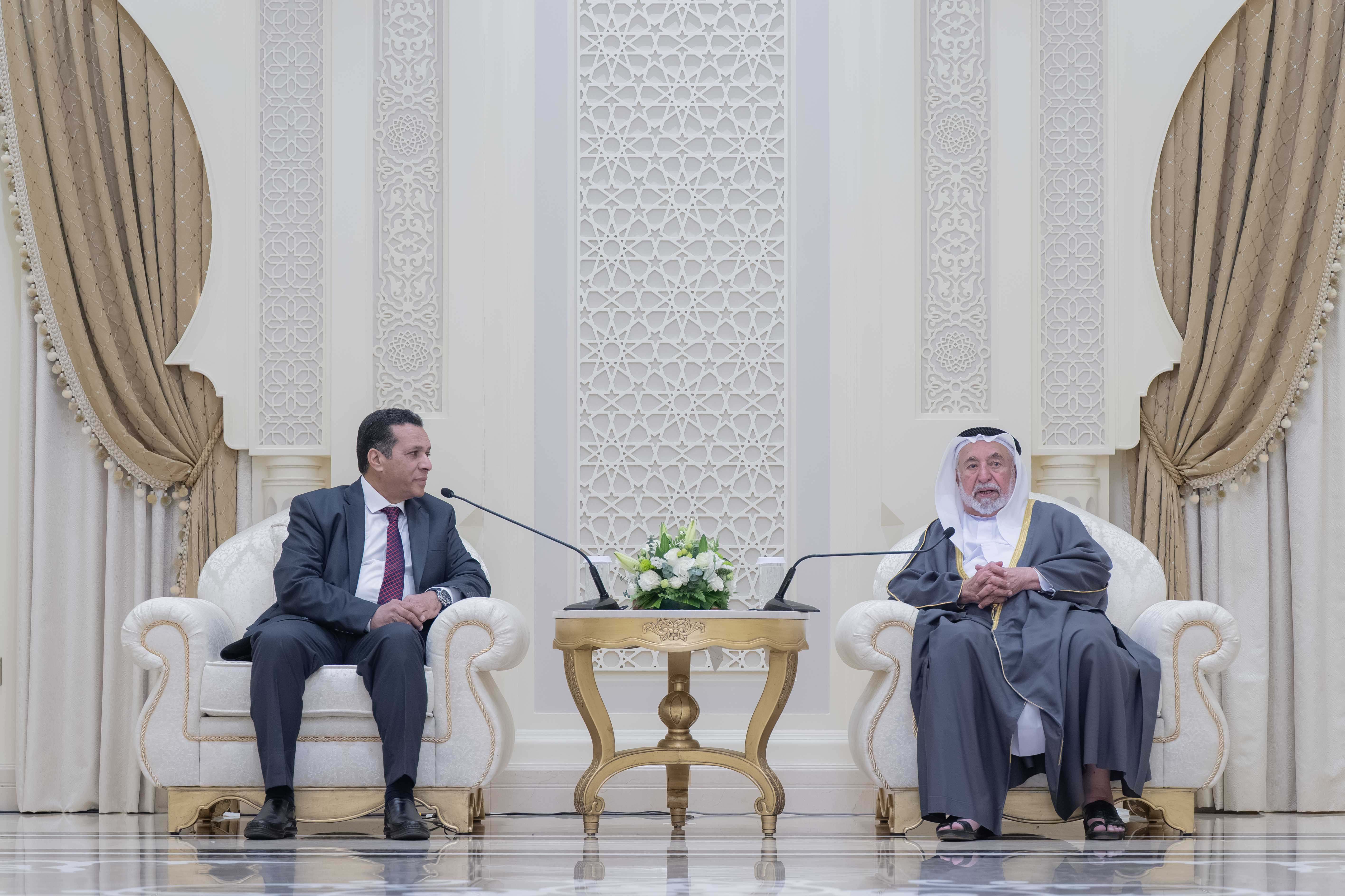 حاكم الشارقة يستقبل أبناء القارئ عبدالباسط عبدالصمد ويطلق التطبيق الإلكتروني "المعين"