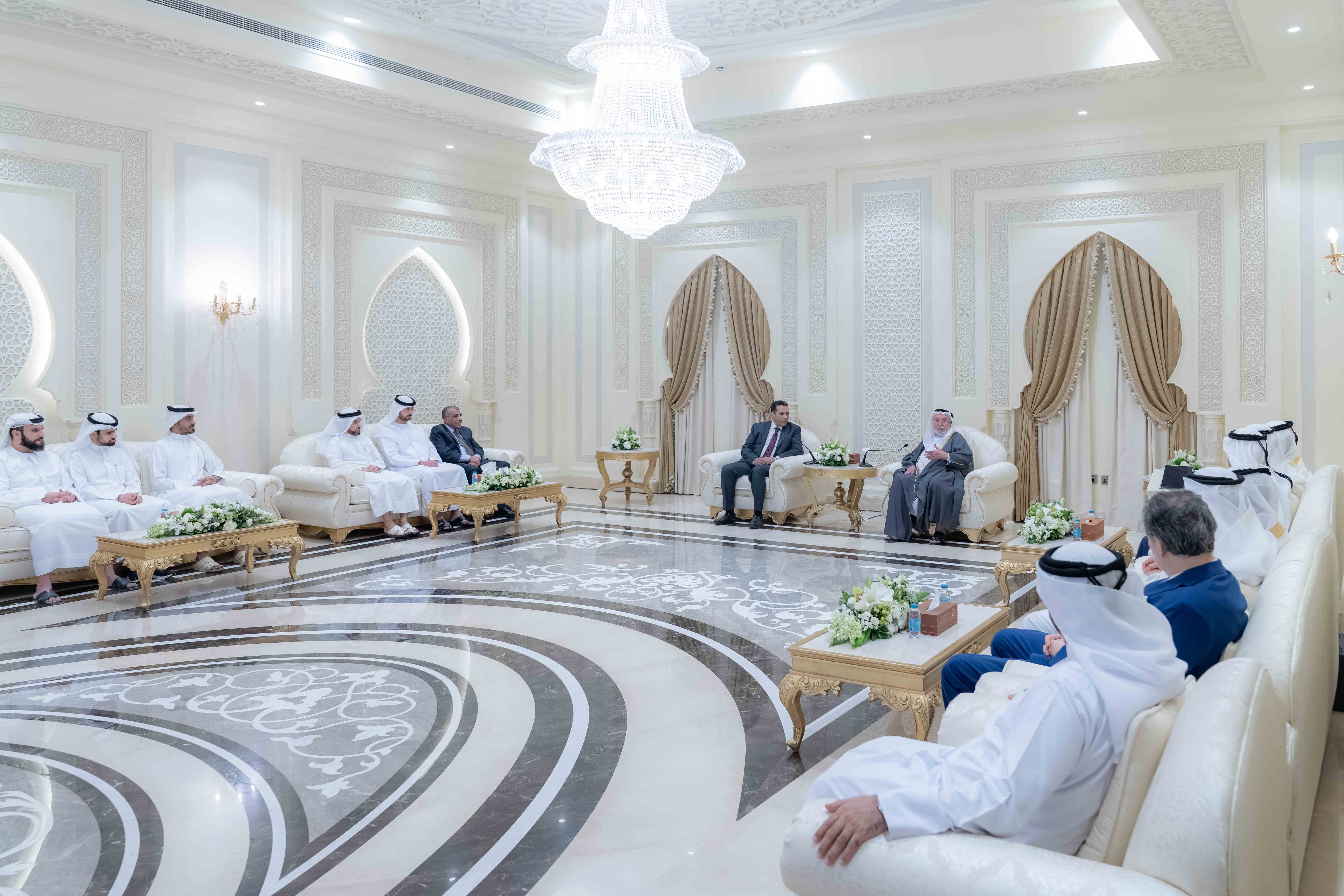 حاكم الشارقة يستقبل أبناء القارئ عبدالباسط عبدالصمد ويطلق التطبيق الإلكتروني "المعين"
