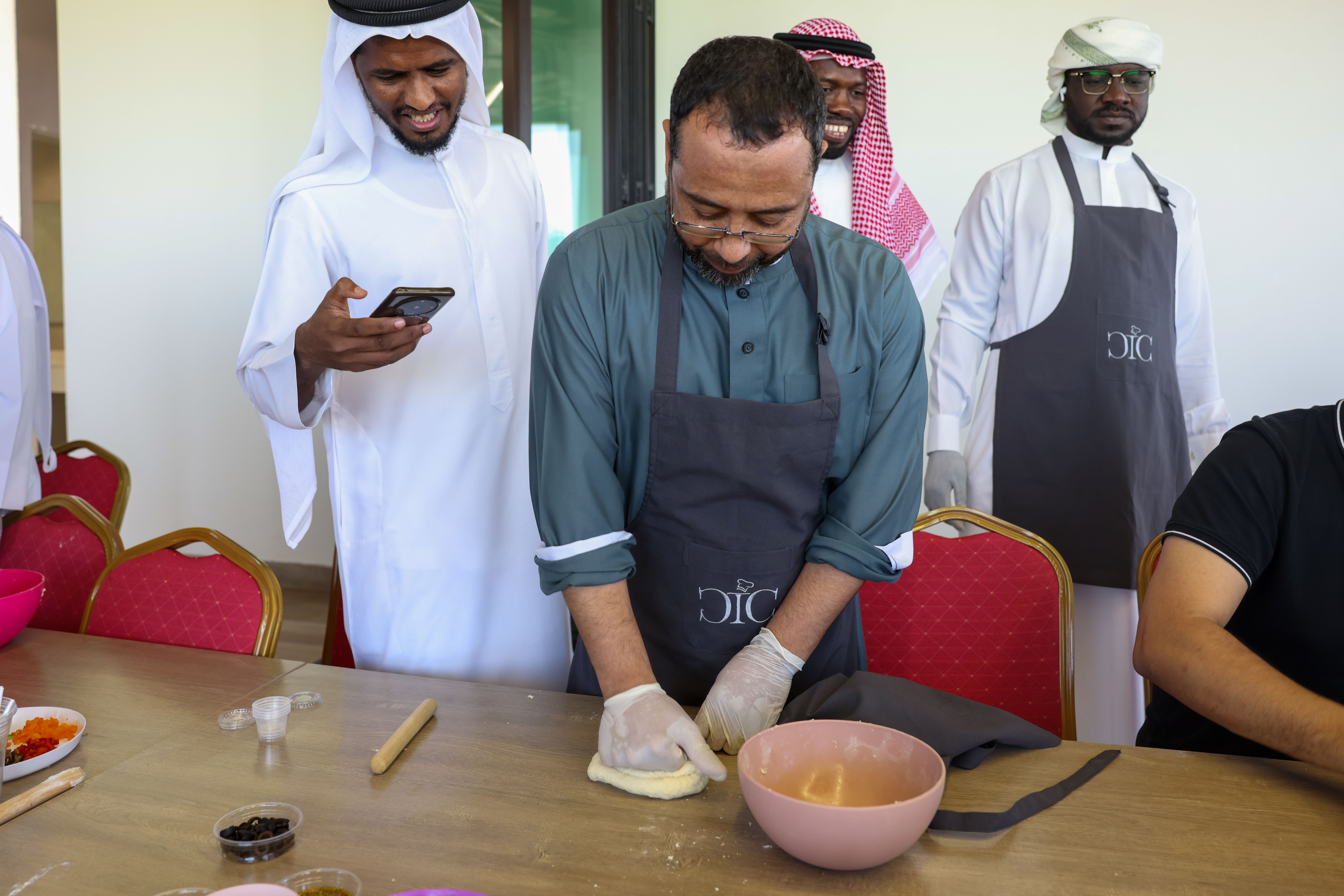 اطلع وفد من مجمع القرآن الكريم على استراتيجية الشارقة لتطوير سلالات القمح وتحسينه
