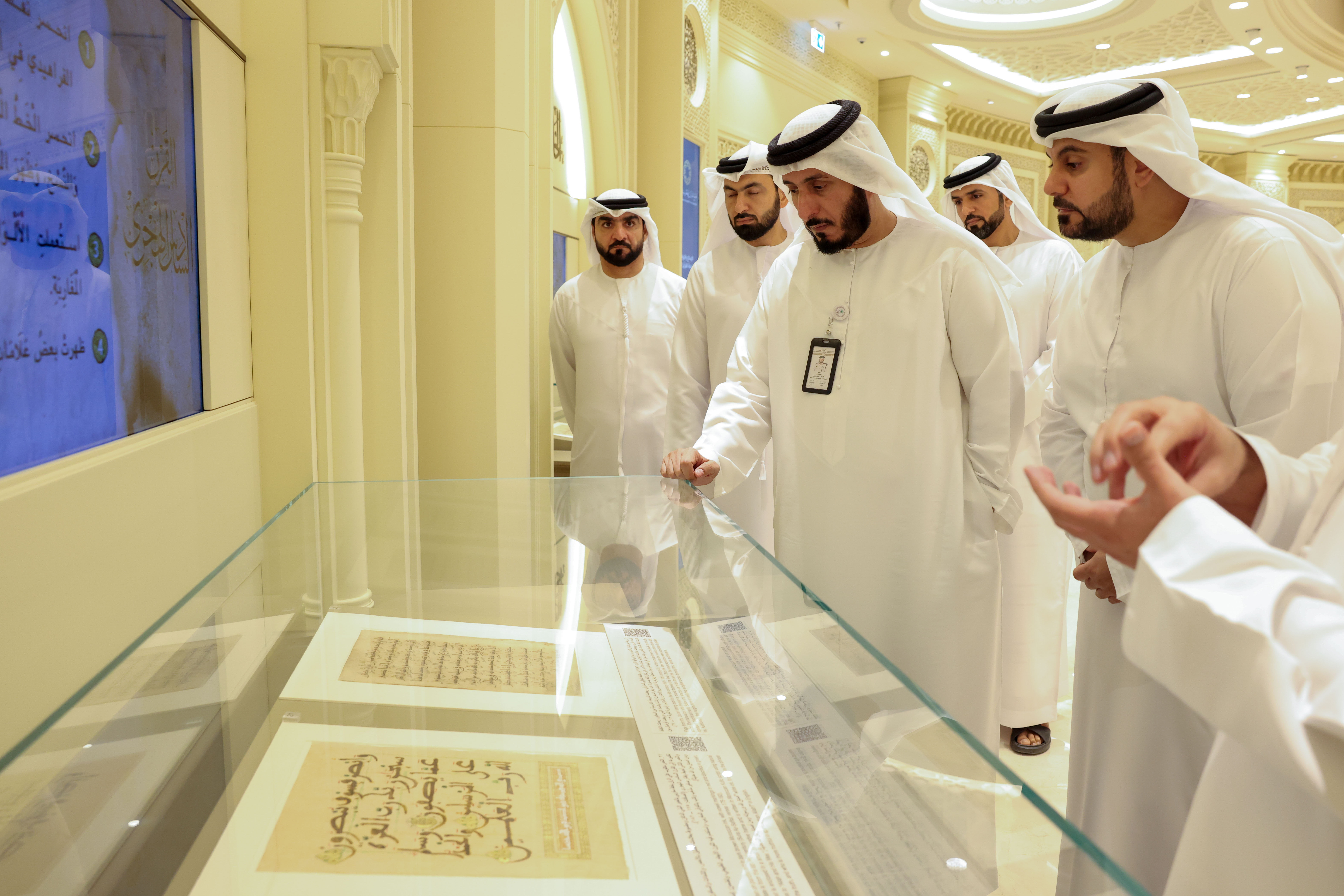 وفد شرطة الشارقة يطلع على أفضل الممارسات العلمية والمتحفية في المجمع