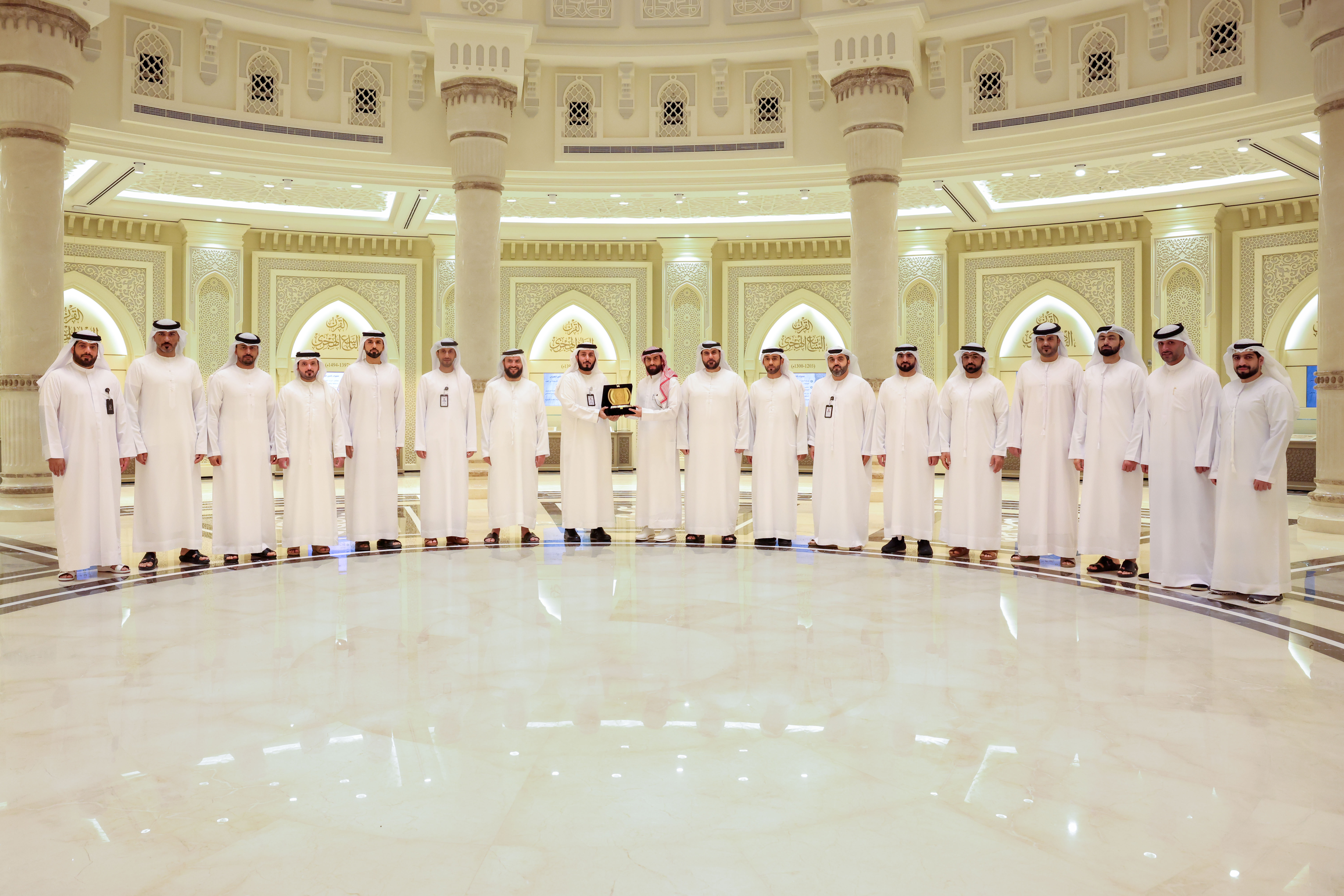 وفد شرطة الشارقة يطلع على أفضل الممارسات العلمية والمتحفية في المجمع