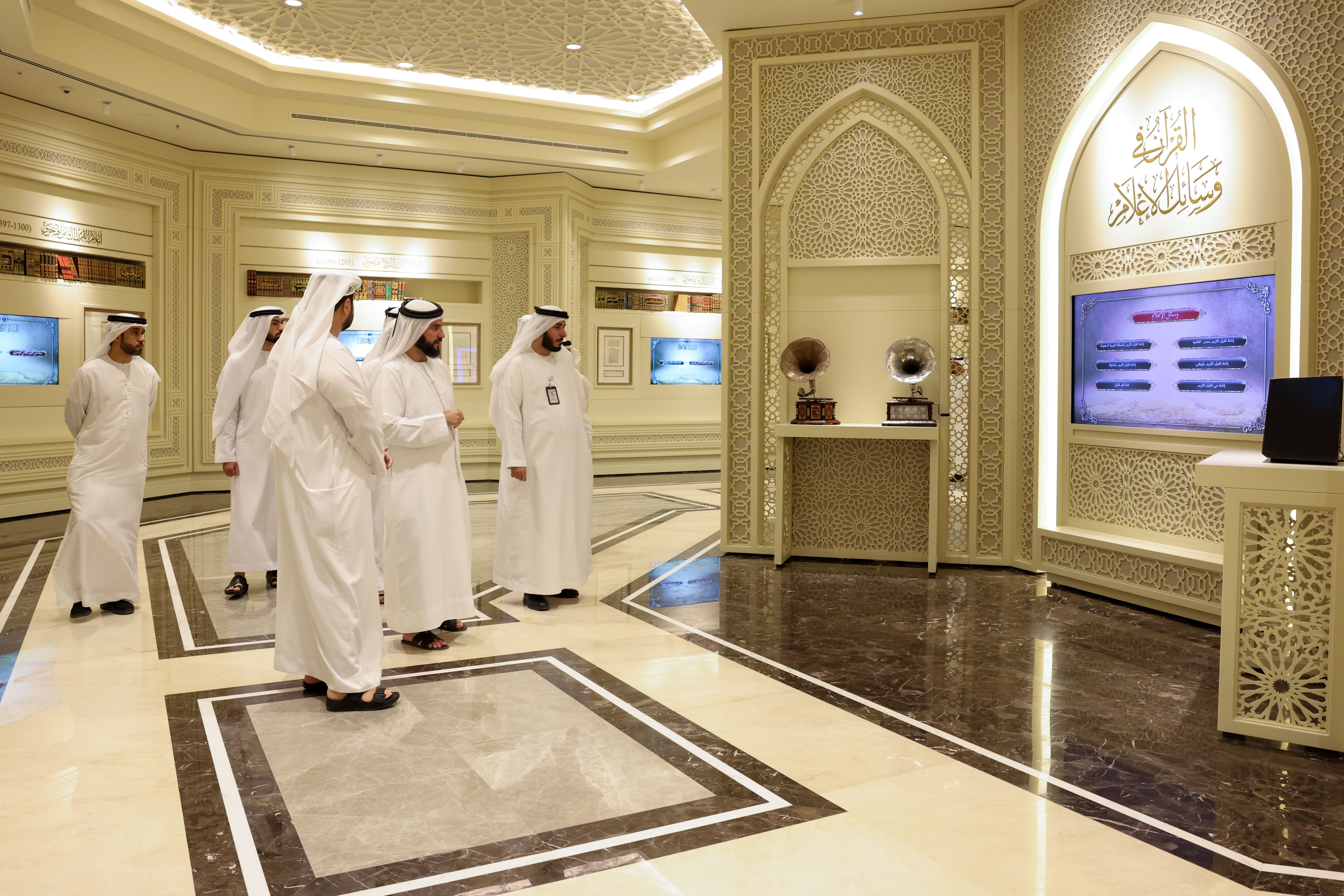 وفد شرطة الشارقة يطلع على أفضل الممارسات العلمية والمتحفية في المجمع