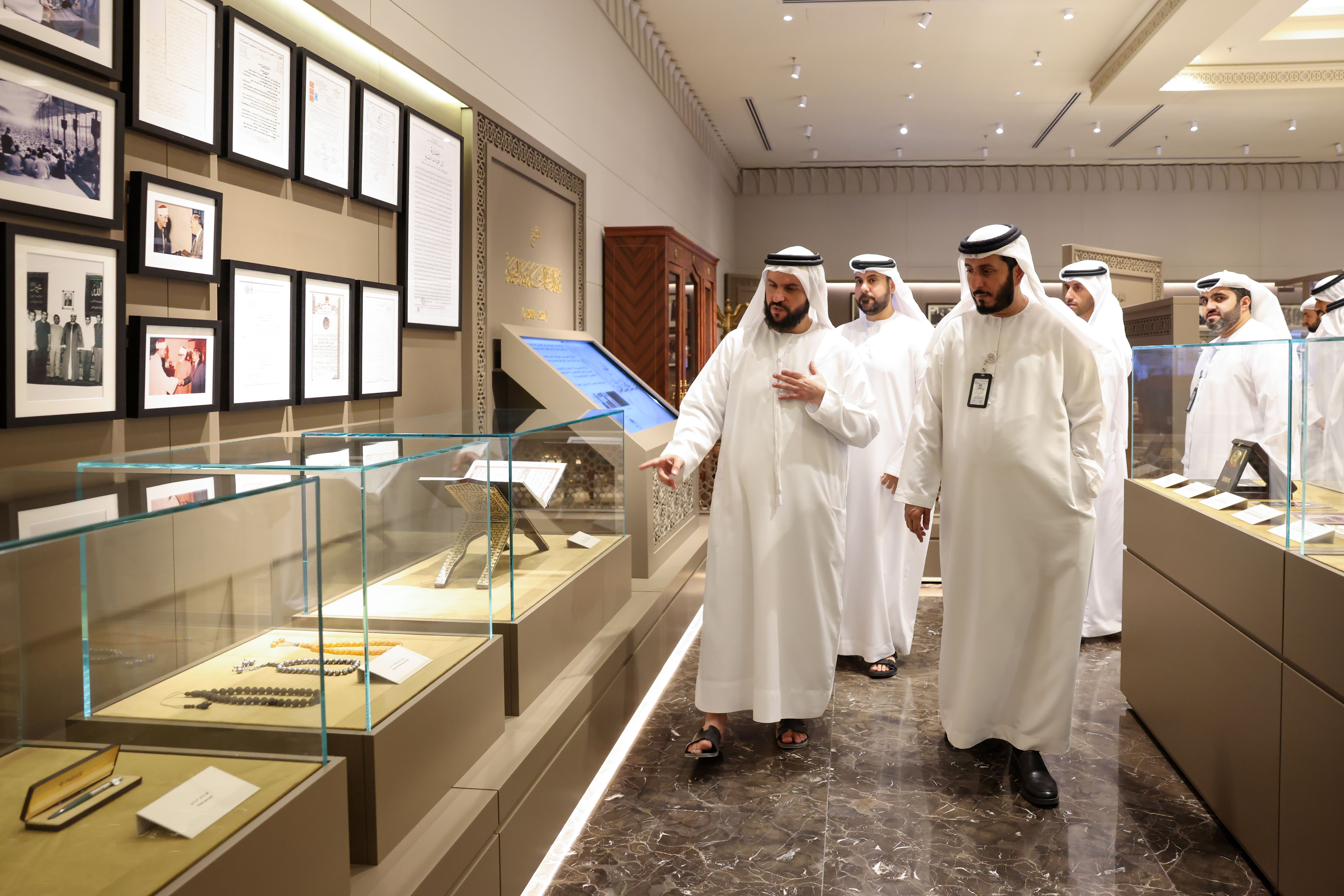 وفد شرطة الشارقة يطلع على أفضل الممارسات العلمية والمتحفية في المجمع