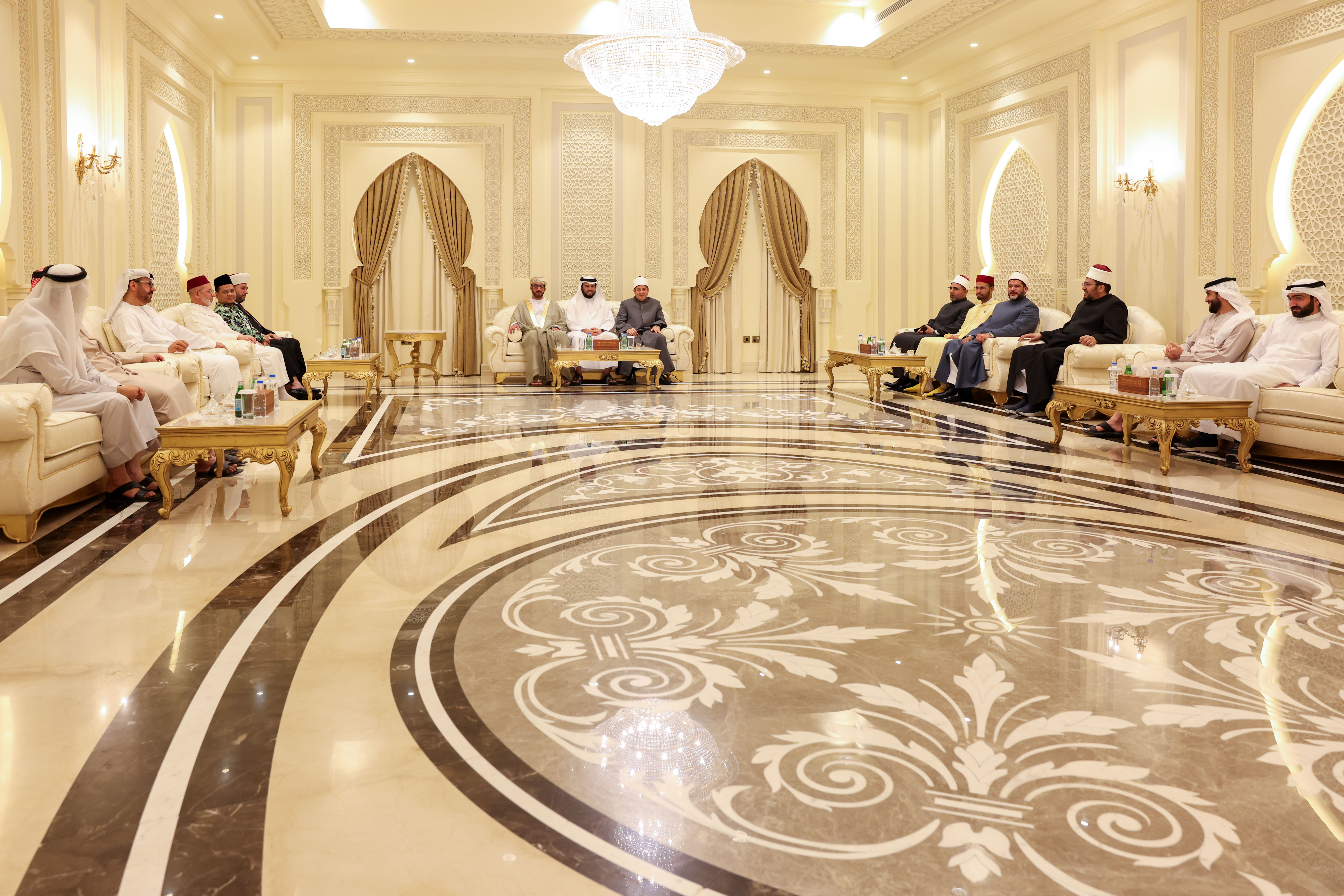 أشاد أصحاب الفضيلة العلماء ضيوف صاحب السموّ رئيس الدولة ،حفظه الله، بالدور الريادي لمجمع القرآن الكريم بالشارقة