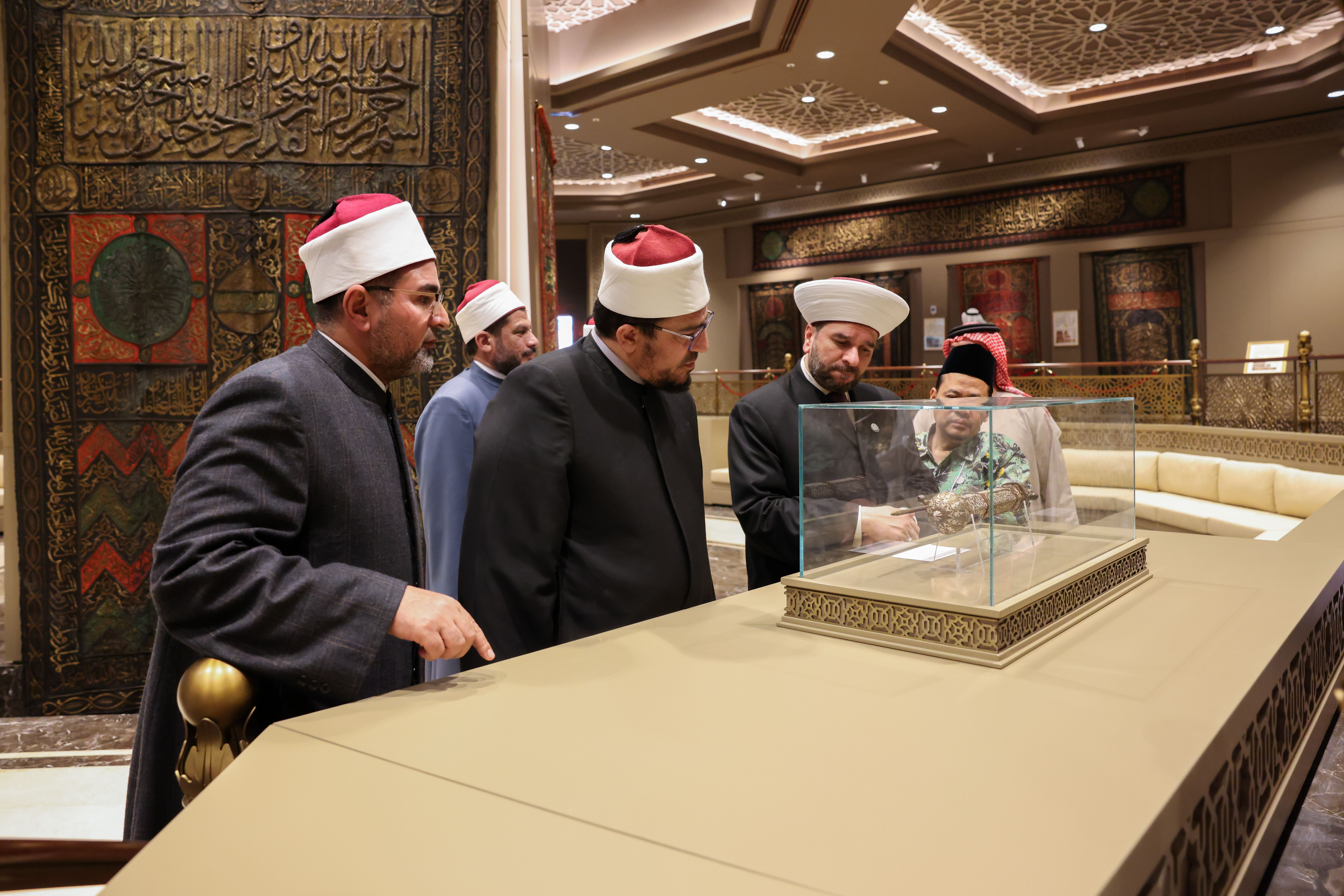 أشاد أصحاب الفضيلة العلماء ضيوف صاحب السموّ رئيس الدولة ،حفظه الله، بالدور الريادي لمجمع القرآن الكريم بالشارقة
