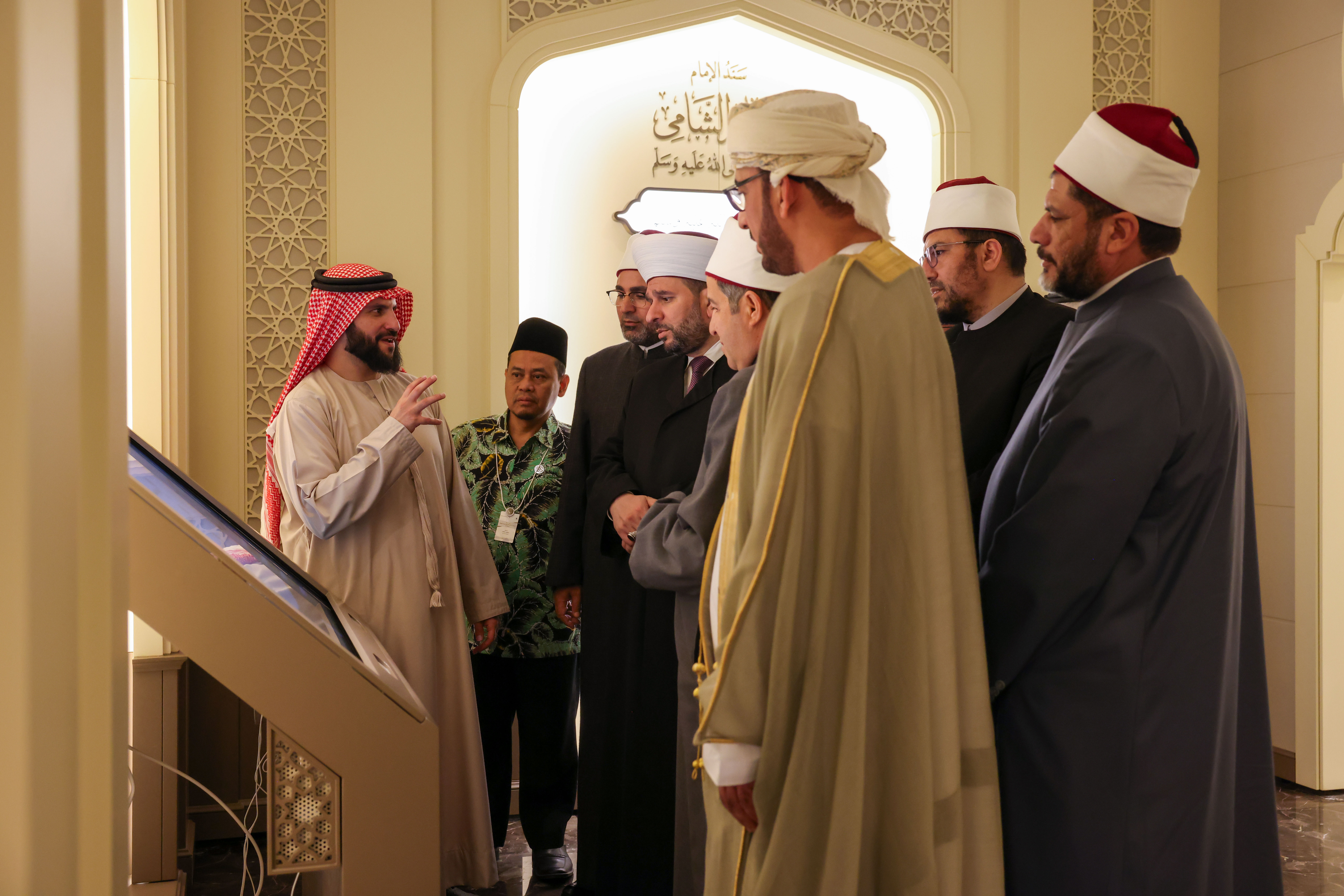 أشاد أصحاب الفضيلة العلماء ضيوف صاحب السموّ رئيس الدولة ،حفظه الله، بالدور الريادي لمجمع القرآن الكريم بالشارقة