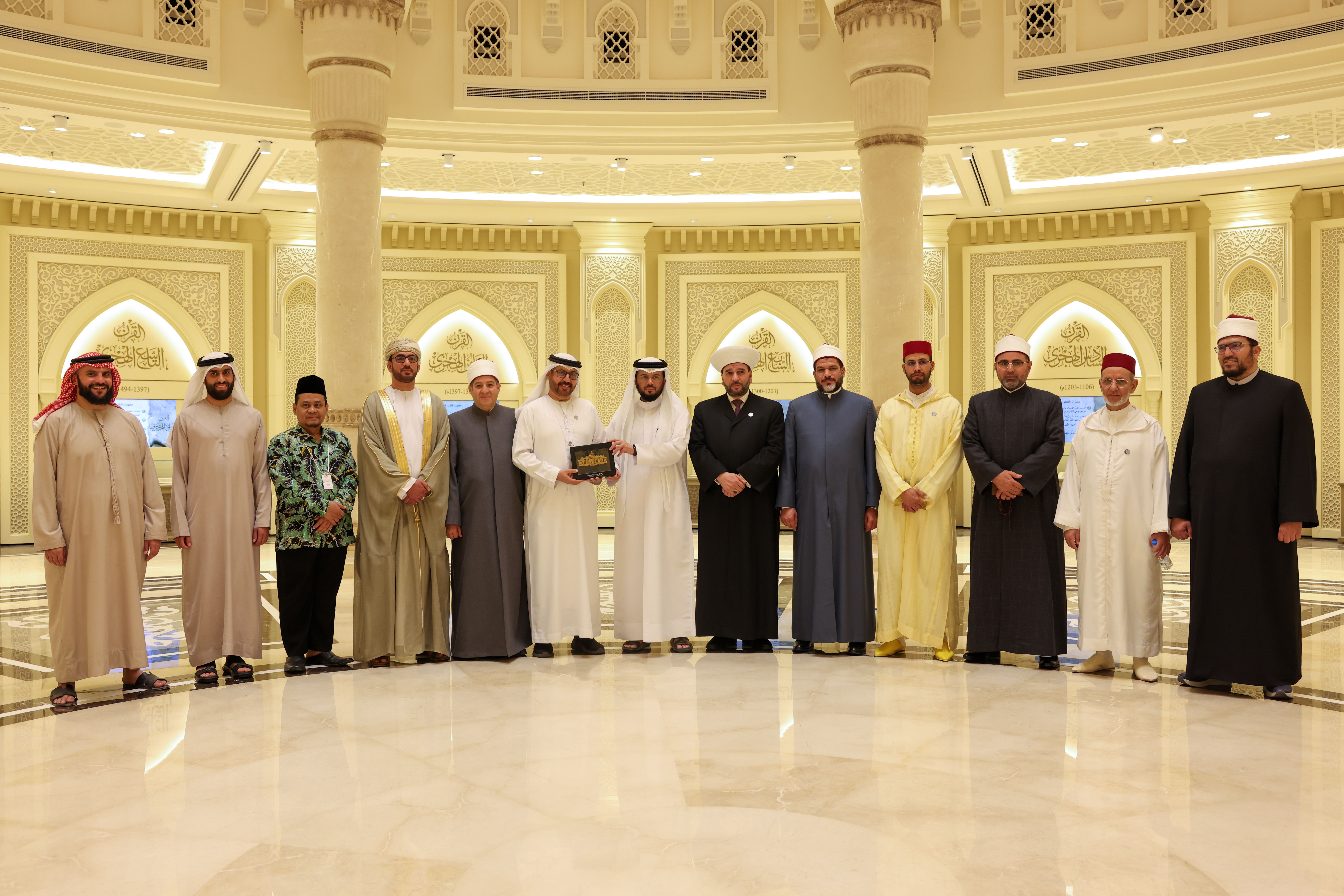 أشاد أصحاب الفضيلة العلماء ضيوف صاحب السموّ رئيس الدولة ،حفظه الله، بالدور الريادي لمجمع القرآن الكريم بالشارقة