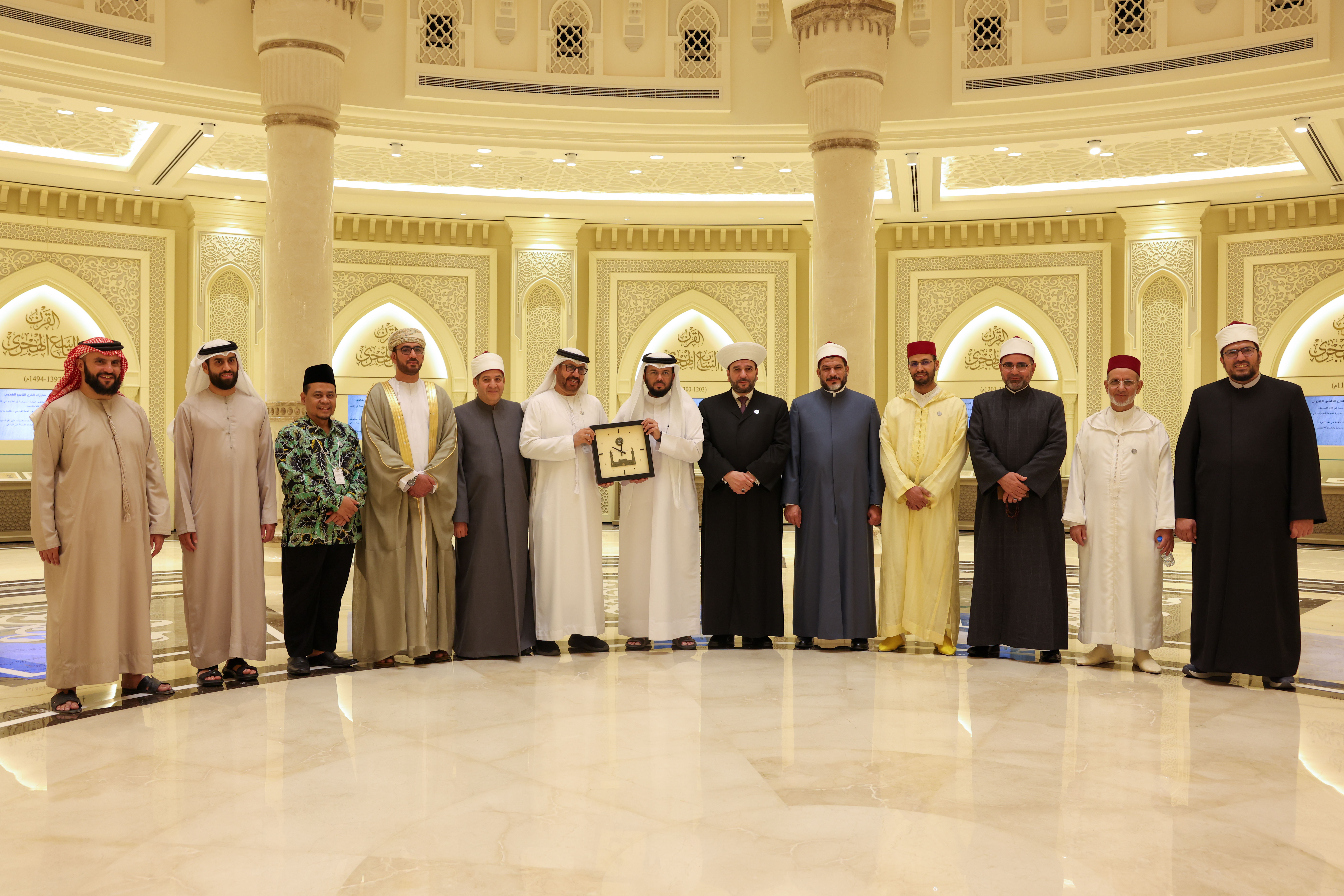 أشاد أصحاب الفضيلة العلماء ضيوف صاحب السموّ رئيس الدولة ،حفظه الله، بالدور الريادي لمجمع القرآن الكريم بالشارقة