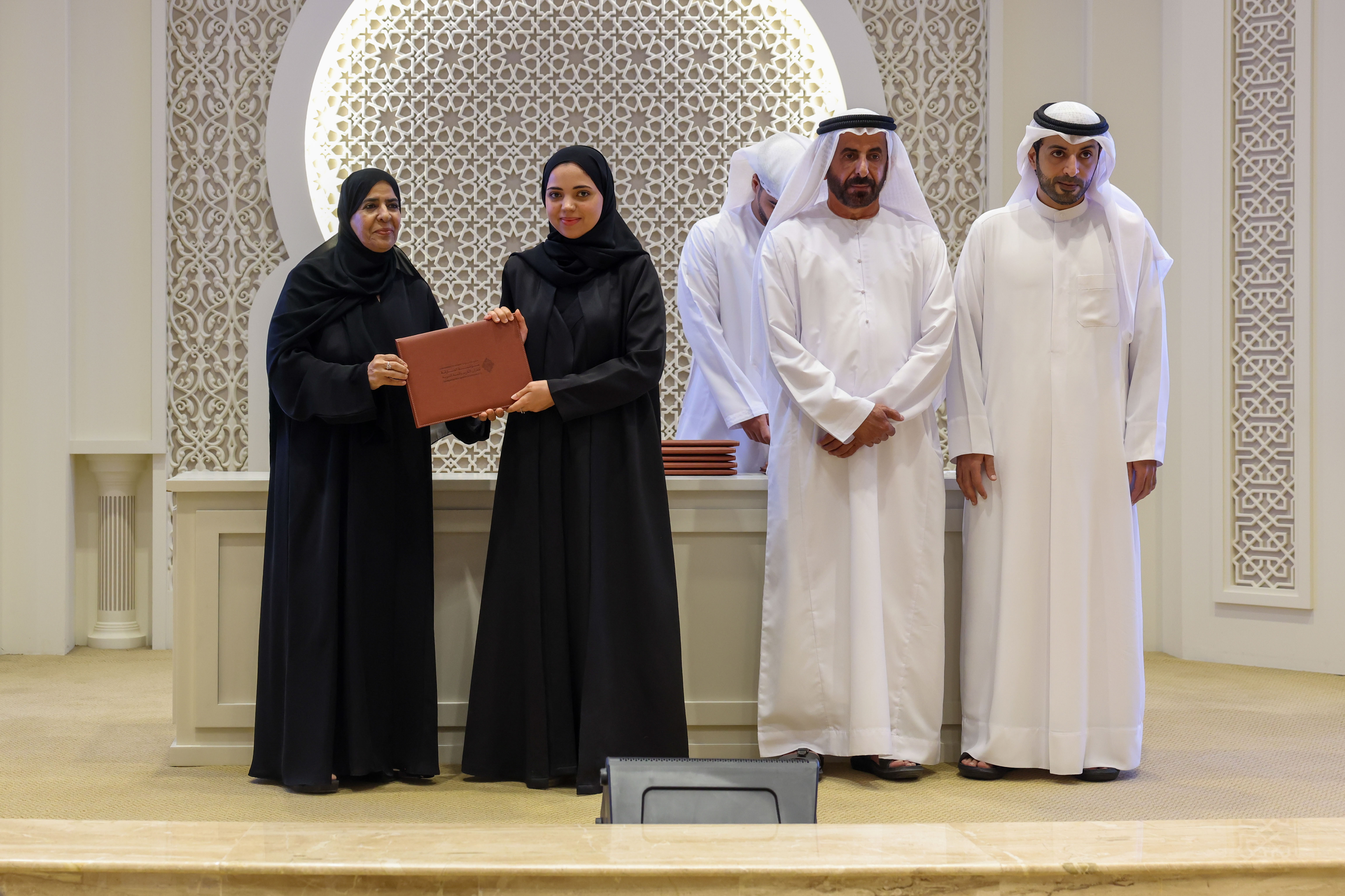 نظّمت مؤسسة الشارقة للقرآن الكريم والسنة النبوية حفلها الختامي للمسابقة الرمضانية لموظفي الدوائر الحكومية، وذلك في قاعة مجمع القرآن الكريم بالشارقة