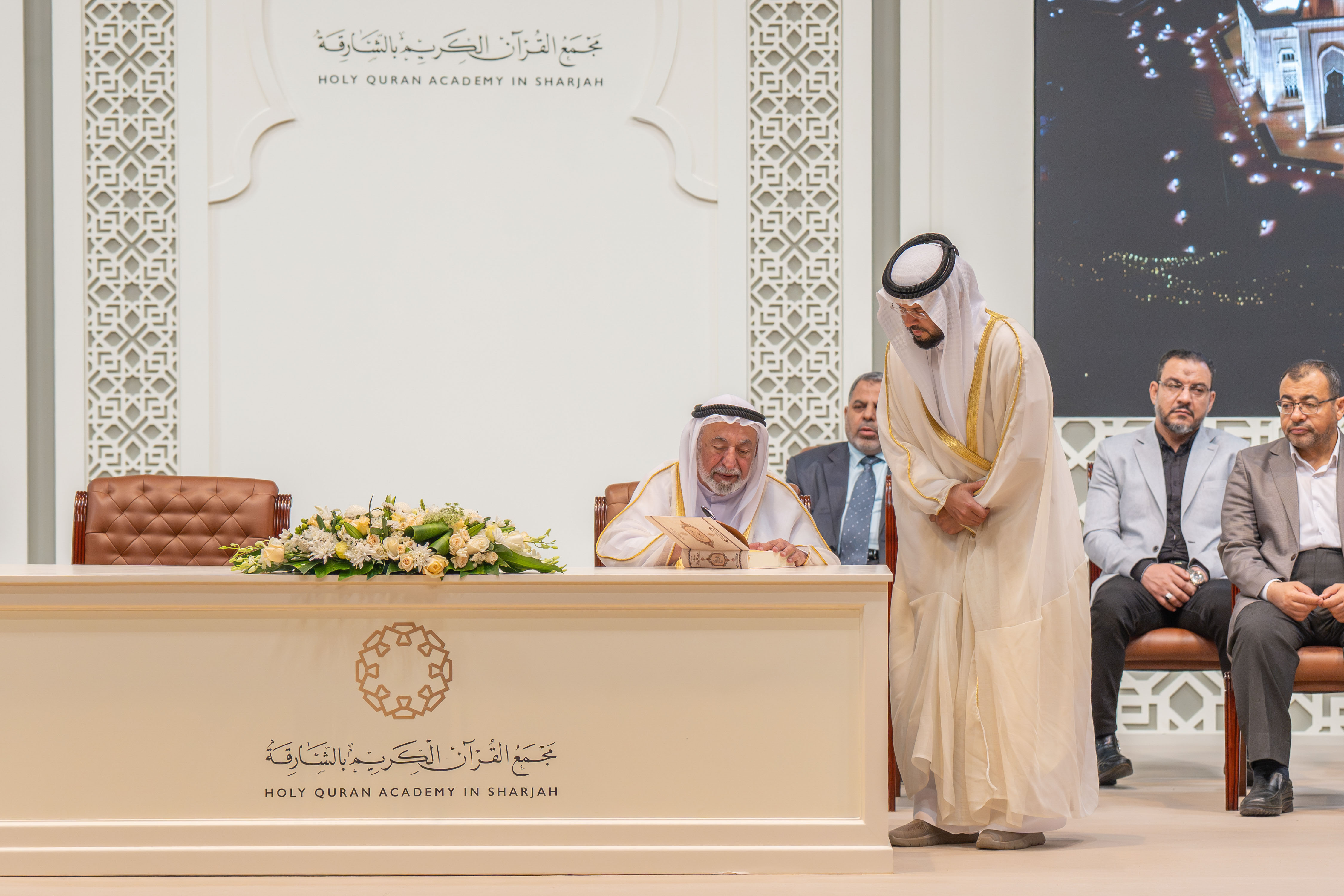 شهد صاحب السموّ الشيخ الدكتور سلطان بن محمد القاسمي، عضو المجلس الأعلى، حاكم الشارقة، صباح اليوم الأربعاء، حفل تخريج الدفعة السادسة من القرّاء مُجازي مجمع القرآن الكريم بالشارقة