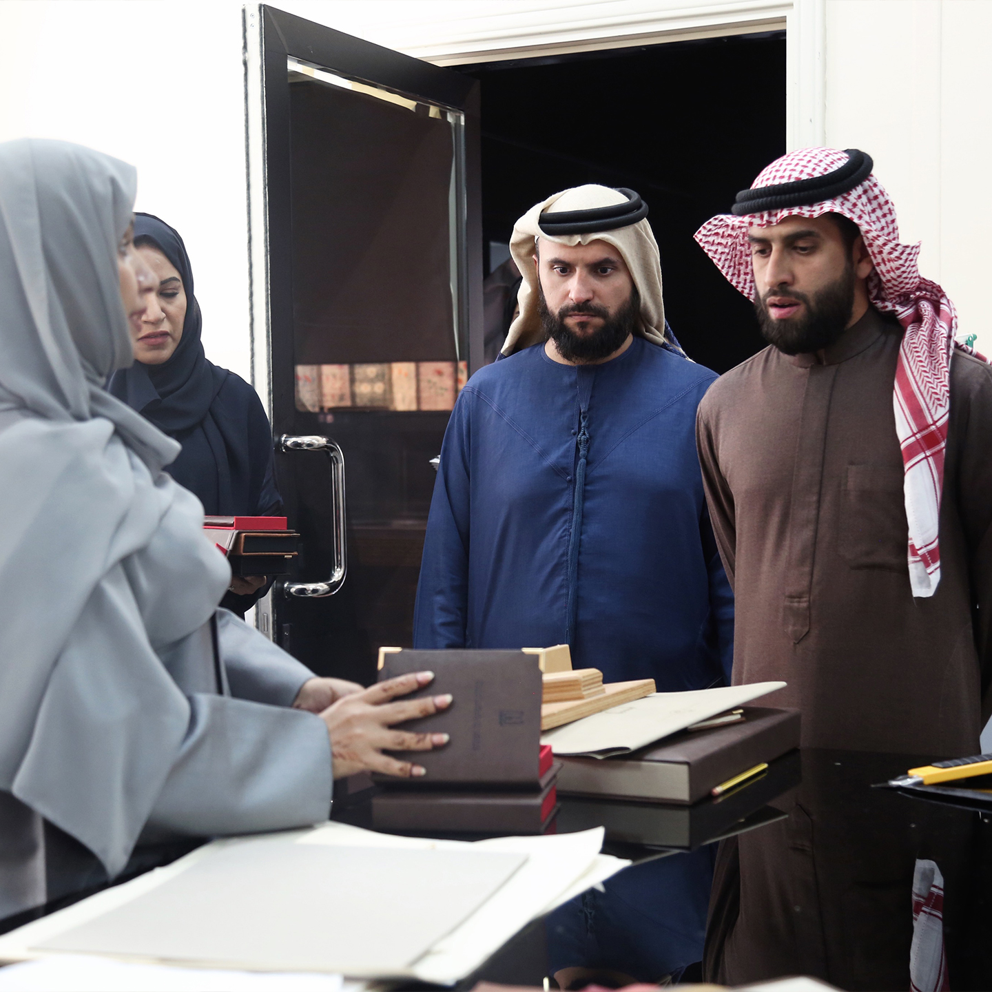 مجمع القرآن الكريم يبحث تعزيز لتعاون مع معهد الشارقة للتراث