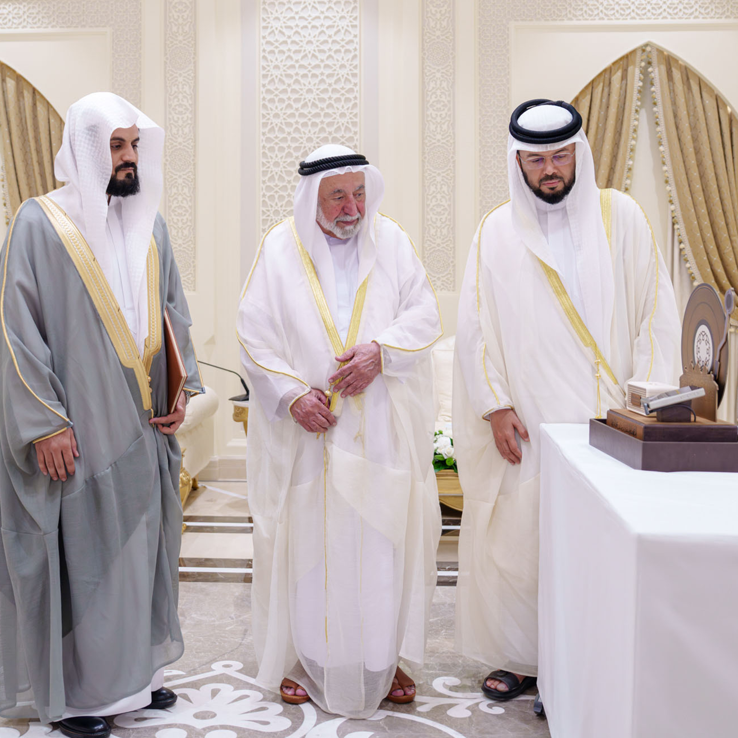 حاكم الشارقة يطلق المصحف المرتل للقارئ رعد الكردي