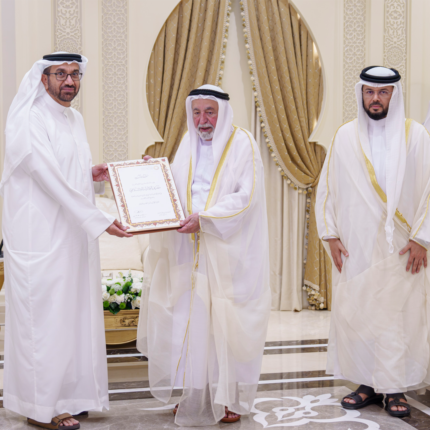 حاكم الشارقة يستقبل وفد مصرف الإمارات الإسلامي