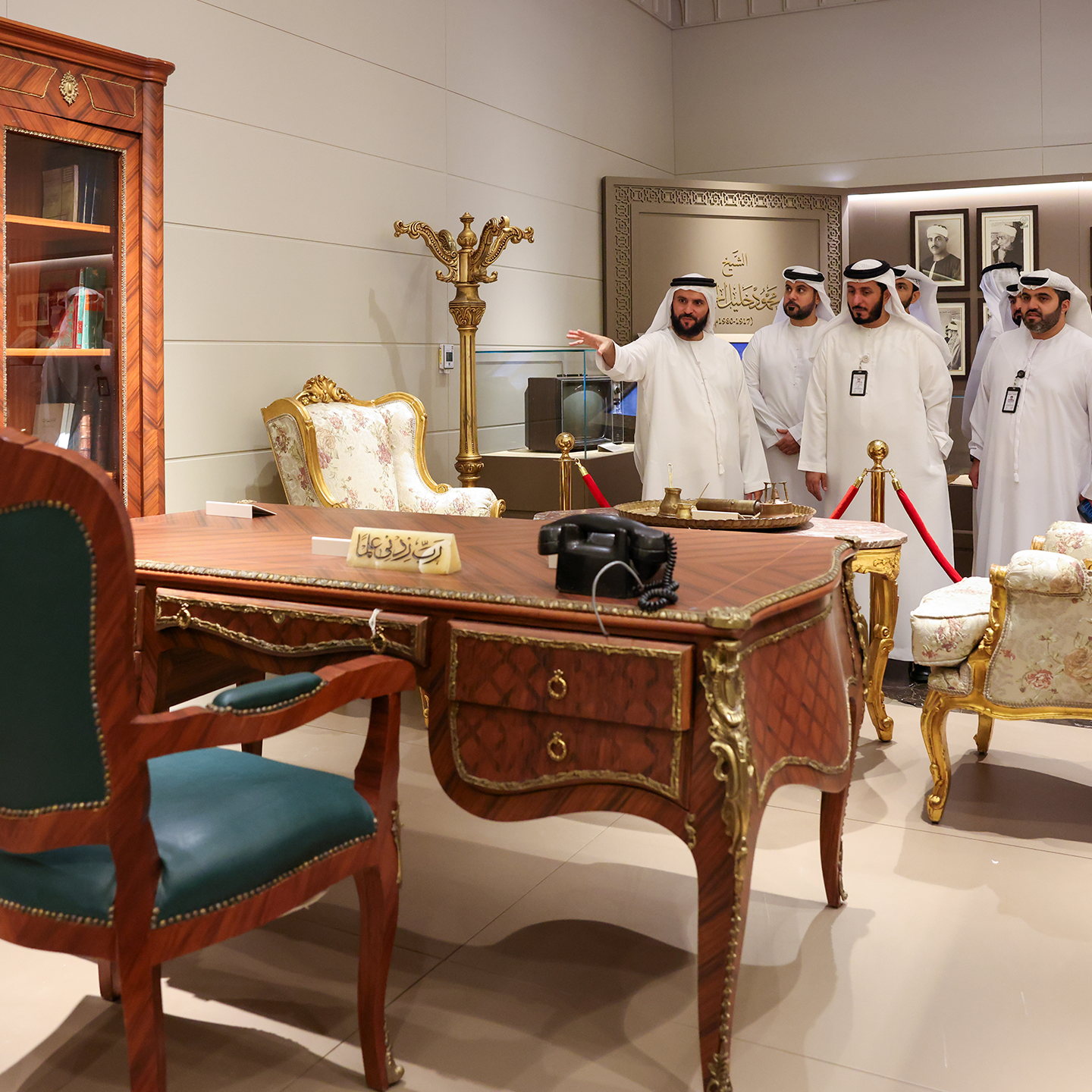 وفد شرطة الشارقة يطلع على أفضل الممارسات العلمية والمتحفية في المجمع